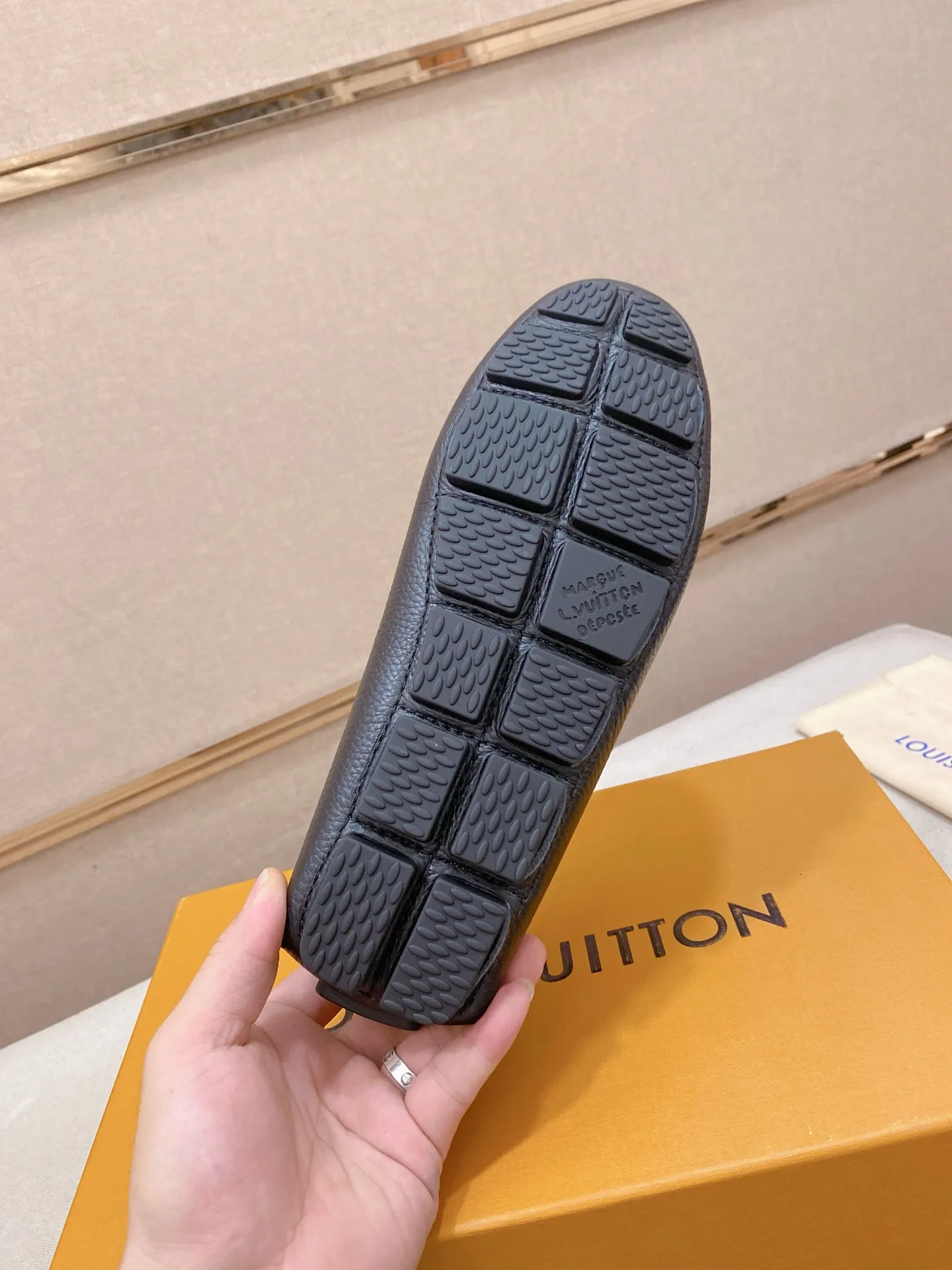 Factory price: 500💰High-end quality! LV 🆕🆕Exclusive hot-selling products in stock🔥🔥New products on the shelves, high-quality Ferragamo men's pea shoes, high-end casual driving shoes, with complete packaging! 💪 💪 Material: imported pebbled cowhide 🐂 + imported high-quality buffalo leather lining + wear-resistant outsole 👍🏻👍🏻 Features: high-end and comfortable, purely handmade 🚀 🚀 Create the perfect shoe that suits you best 🔥 🔥 Size: (38-44) Can be customized to 45 standard size!